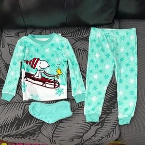 Peanuts Mint Green Pajama Set with Snowflake Design